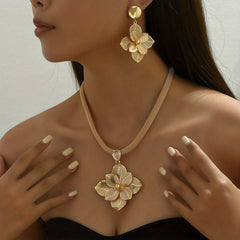 3pcs Elegant Golden Floral Jewelry Set - Luxurious Classic Style Necklace and Earrings with Textured Flower Design, Ideal for Weddings & Banquets, Vintage Jewelry SHOWLU FASHION STORE